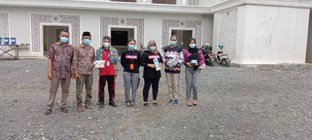 DISIPLIN: Satgas Covid-19 Tanah Bumbu membagikan masker gratis kepada jemaah yang ingin menunaikan salat Jumat.