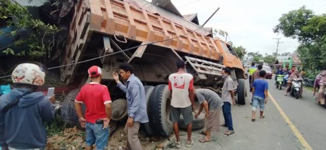LAKA: Truk bermuatan semen menyeruduk rumah warga di Desa Kembang Kuning, Kecamatan Amuntai Tengah.