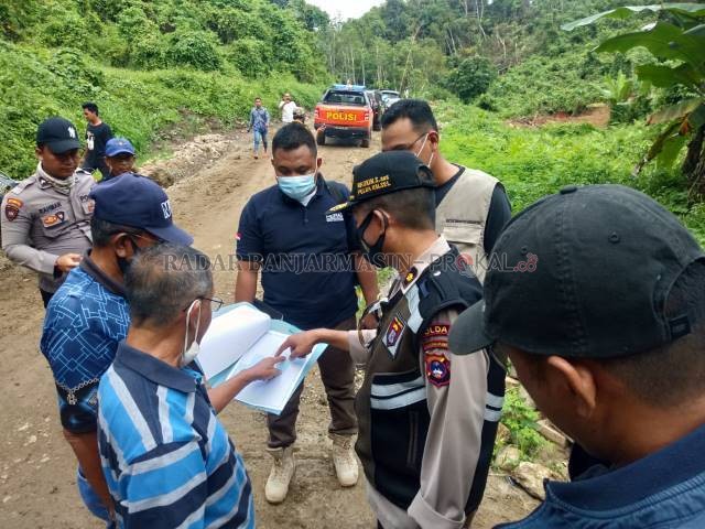 TUNJUKKAN PETA: Pihak Koperasi Unit Desa (KUD) Karyanata menunjukkan peta wilayah lahan yang dimilikinya di hutan Batu Harang, Desa Mangunang Seberang, Kecamatan Haruyan kepada Tim PAM Obvit Polda Kalsel, Jumat (17/9) tadi. | FOTO: JAMALUDDIN/RADAR BANJAR