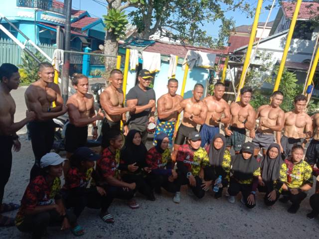 SELALU SEMANGAT: Ketua Umum KONI Kalsel Bambang Heri Purnama (topi hitam) berfoto bersama bersama atlet dayung Kalsel yang akan tampil di PON XX 2021 Papua.