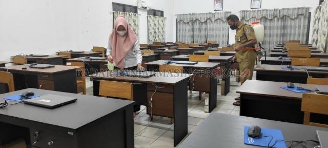STERIL: Para petugas menyemprotkan disinfektan di ruangan SKD CPNS dan PPPK di BKPSDM HSS untuk mencegah penularan Covid-19. | FOTO SALAHUDIN/RADAR BANJARMASIN