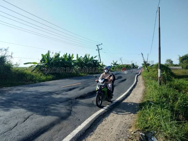 MUDAH RUSAK: Jalan raya bergelombang di Sungai Buluh, Kecamatan Labuan Amas Utara, Hulu Sungai Tengah (HST). | FOTO: JAMALUDDIN/RADAR BANJARMASIN
