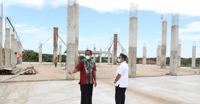 PEMBANGUNAN: Bupati Tanahlaut HM Sukamta saat berbincang dengan Pimpinan Ponpes Al Mursyidul Amin II HM Rasyid Ridha.