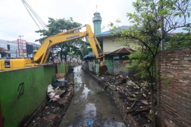 PENGERUKAN: Normalisasi Sungai Veteran di samping Pasar Kuripan, tak lama setelah banjir awal tahun tadi. | FOTO: WAHYU RAMADHAN/RADAR BANJARMASIN