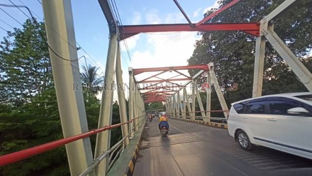 DITUTUP: Jembatan Paringin yang lantainya sudah mengalami kerusakan sejak beberapa bulan lalu, akan segera diperbaiki. | FOTO: WAHYUDI/RADAR BANJARMASIN.