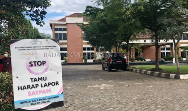 ADA PEMERIKSAAN: Sejumlah saksi terkait kasus OTT di Amuntai diperiksa di Kantor BPKP Perwakilan Provinsi Kalsel di Kota Banjarbaru. | Foto:  Muhammad Rifani/Radar Banjarmasin