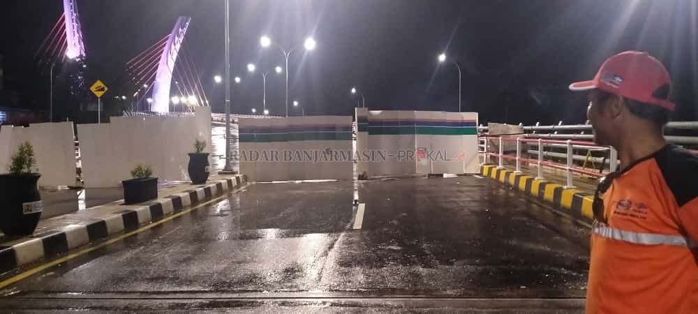 MASIH DITUTUP: Meski pembangunannya telah selesai, sejatinya Jembatan Alalak masih ditutup. Tak boleh dilewati kalangan umum, nyatanya ada yang berani lewat hanya karena mengaku kerabat dari Basit.