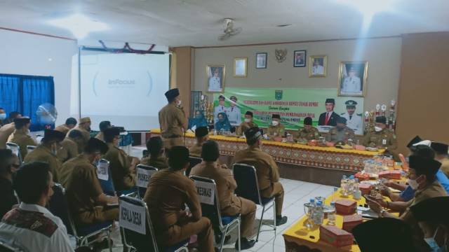 ASPIRASI: Rapat koordinasi seluruh desa usai. Kecamatan terakhir yang dikunjungi Bupati Tanbu HM Zairullah Azhar adalah Simpang Empat