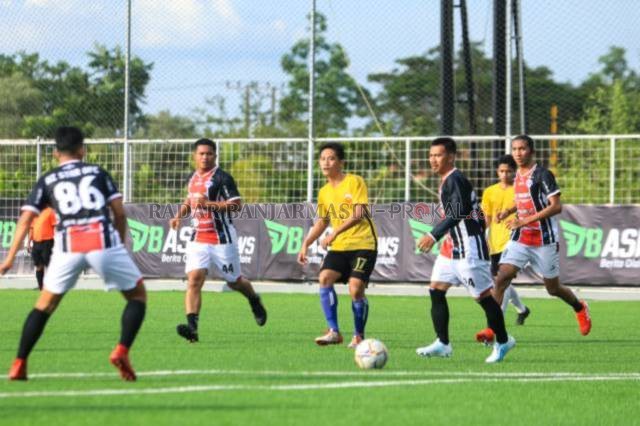 TOLAK UKUR: Tim Liga 3 zona Kalsel, Peseban Banjarmasin menguji beberapa pemain yang baru bergabung saat menjalani laga persahabatan kontra tim lokal DFC di lapangan sepak bola Green Yakin Soccerfield, Kabupaten Banjar, Rabu (22/9) sore.