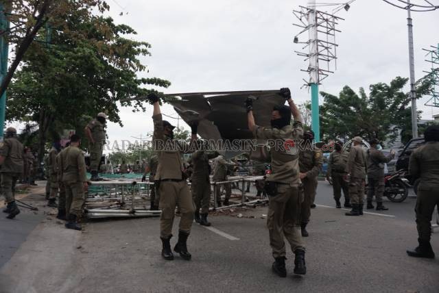 PENERTIBAN: Pembongkaran baliho bando di Jalan Ahmad Yani, pertengahan tahun 2020 kemarin. Masalah ini bahkan sempat dilaporkan ke Polda Kalsel. Walaupun akhirnya kasus itu dihentikan.