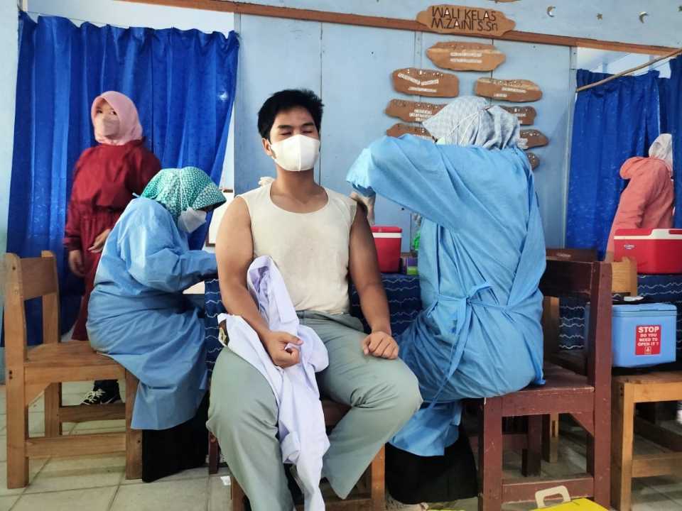 VAKSIN PERDANA: Seorang pelajar SMAN 1 Marabahan mengikuti vaksin sinovac di kelasnya masing-masing. | Foto: Guru SMAN 1 Marabahan for Radar Banjarmasin
