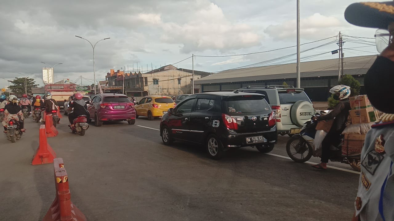 PADAT MERAYAP: Suasana lalulintas di kawasan menuju Handil Bakti, tepat turun jembatan Alalak I. Foto: Fauzan Ridhani/Radar Banjarmasin