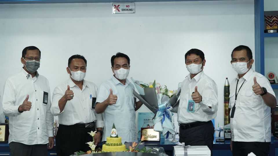 KEJUTAN: GM PLN Kalselteng Tonny Bellamy beserta jajaran memberikan bunga kepada Dirut Radar Banjarmasin H Suriansyah Achmad yang berulang tahun ke-49 tahun. | FOTO: Rahmat/Radar Banjarmasin