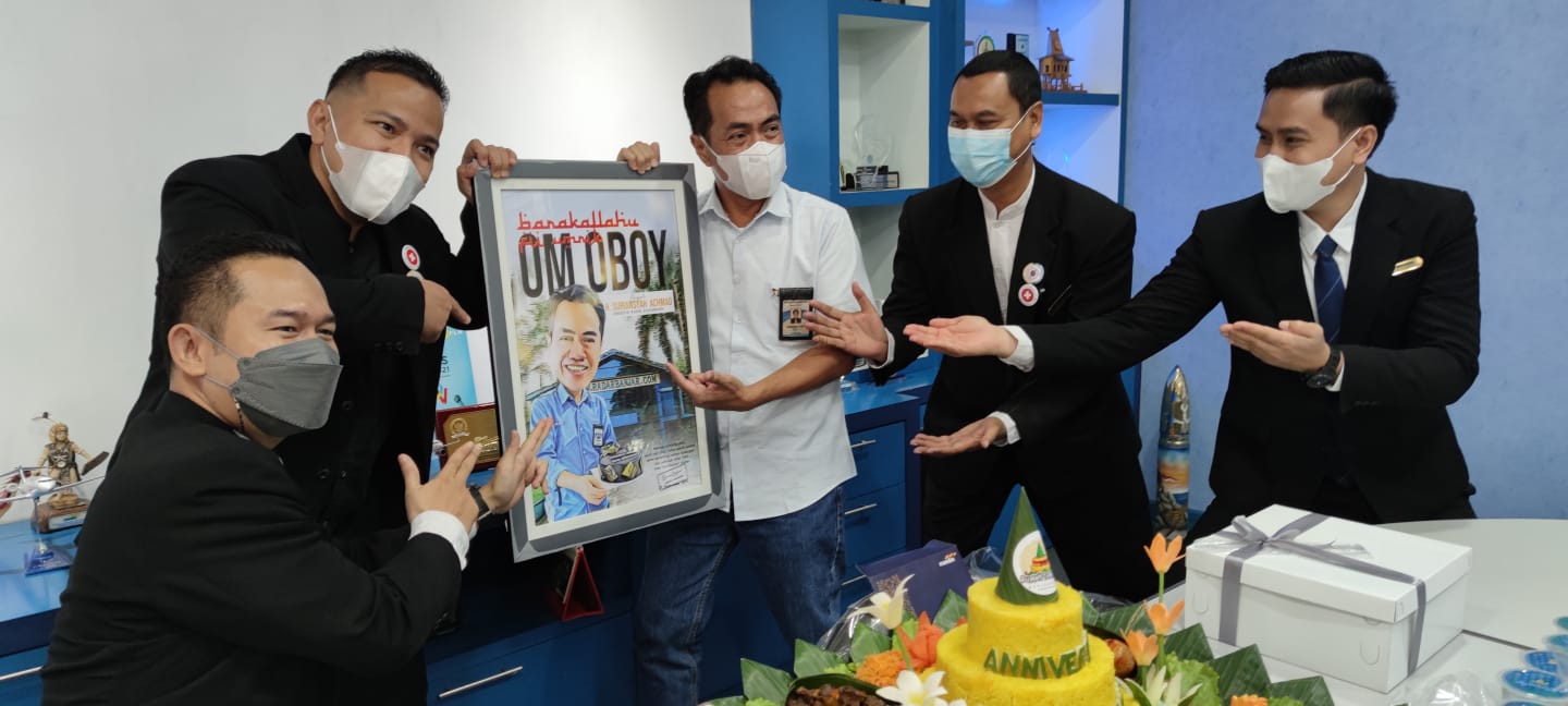 KEREN: Dirut Radar Banjarmasin H Suriansyah Achmad mendapatkan hadiah ulang tahun karikatur foto dari manajemen Grand Dafam Q Hotel Banjarbaru. | Foto: Rahmat/Radar Banjarmasin