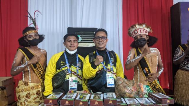 TIBA DI PAPUA: Atlet muay thai Kalsel, Abdul Rozak (dua dari kiri) bersama pelatih Gunawan (dua dari kanan) saat tiba di Jayapura, beberapa waktu lalu.