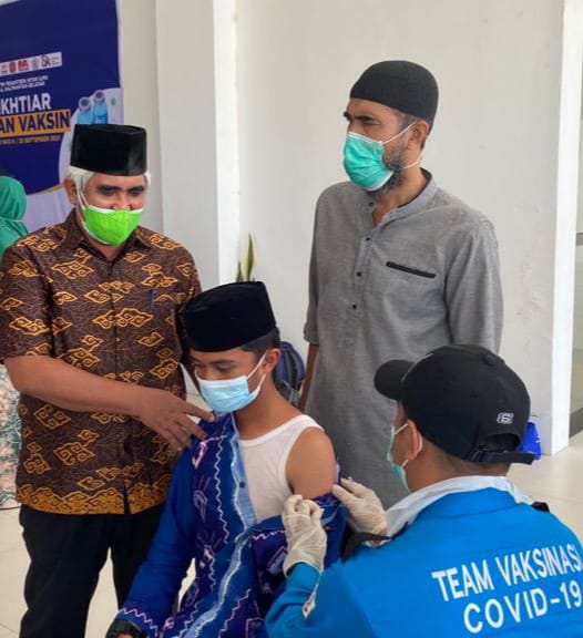 IKHTIAR BERSAMA: Salah satu santri Pesantren Intan Ilmu Batola menerima suntikan vaksinasi Covid-19 jenis Sinovac tahap pertama, Sabtu (25/9).
