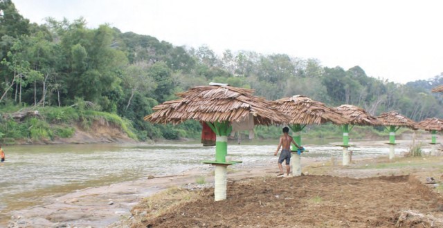 INGIN BANGKIT: Objek wisata Pulau Mas di Kecamatan Batu Benawa  pelan-pelan mulai diperbaiki setelah diterjang banjir.