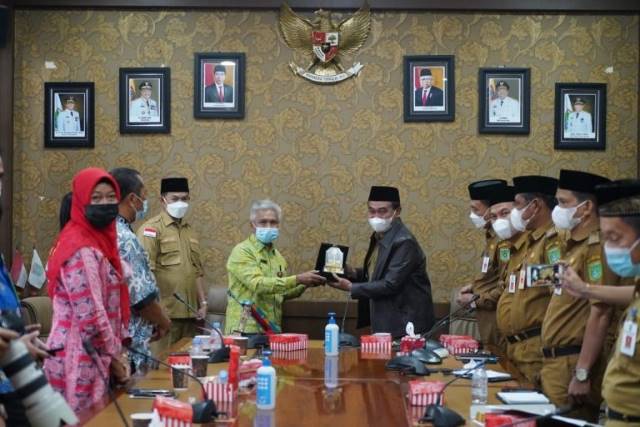 BELAJAR: Bupati Tanbu HM Zairullah Azhar menerima kunjungan Pemko Palangka Raya terkait sistem penanganan pandemi Covid-19.