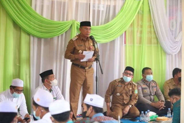 SYUKURAN: Wakil Bupati Tanah Bumbu Muh Rusli menyampaikan sambutan saat menghadiri Hari Jadi Desa Makmur Mulia ke 14.