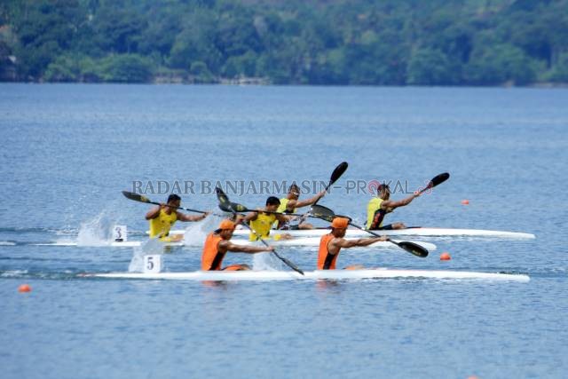 PERSAINGAN: Pedayung Kalsel (kuning atas), Jambi (kuning tengah), dan Kalteng (orange bawah) saat melaju di babak final nomor kayak 2 putra 1.000 meter yang dihelat di Teluk Youtefa, Kota Jayapura, Papua, kemarin (28/9) pagi.
