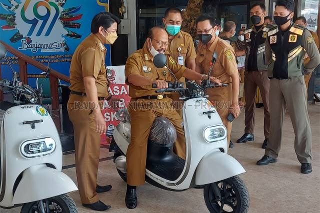 MOTOR BARU: Pengadaan 52 motor listrik untuk para lurah itu menyedot anggaran Rp1,79 miliar dari APBD Perubahan 2021. | FOTO: WAHYU RAMADHAN/RADAR BANJARMASIN