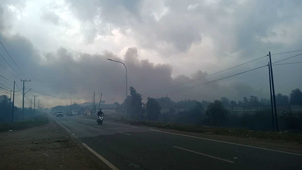 MASUK MUSIM KABUT: Kabut di Liang Anggang Banjarbaru yang dihasilkan oleh karhutla pada pekan lalu. Dalam beberapa hari terakhir cuaca cukup panas, kondisi ini membuat titik api semakin sering muncul di sejumlah daerah di Kalsel. | FOTO:  BPBD KALSEL