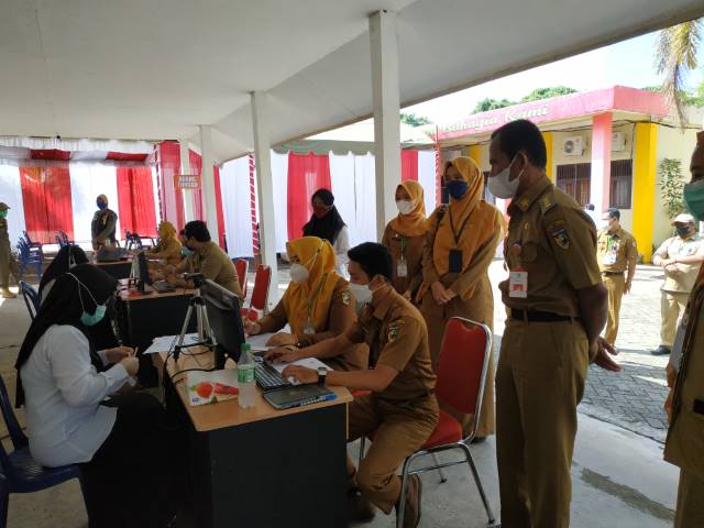 MERATA: Sekretaris Daerah Tala H Dahnial Kifli menyampaikan sambutan pada acara vaksinasi untuk warga perkebunan dan desa-desa.