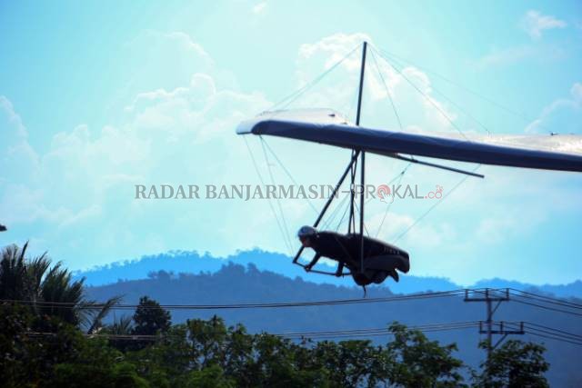 INGIN MEDALI: Gagal meraih medali di nomor Ketepatan Mendarat (KTM), atlet gantole Kalsel yakin bisa menebusnya di nomor pertandingan lintas alam.