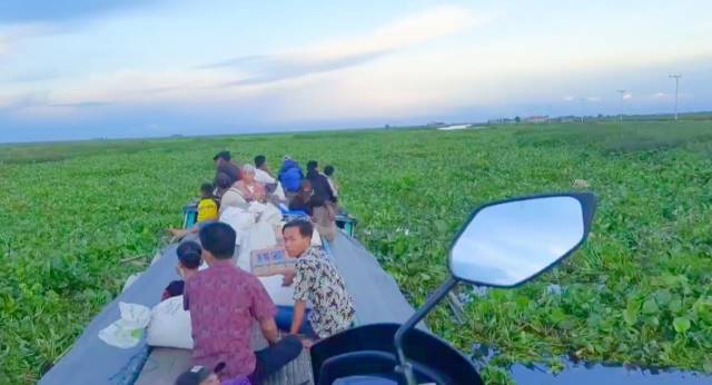 TERGANGGU: Aktivitas angkutan sungai di Kecamatan Danau Panggang menuju Paminggir terganggu akibat ilung memenuhi perairan rawa. | FOTO: IST
