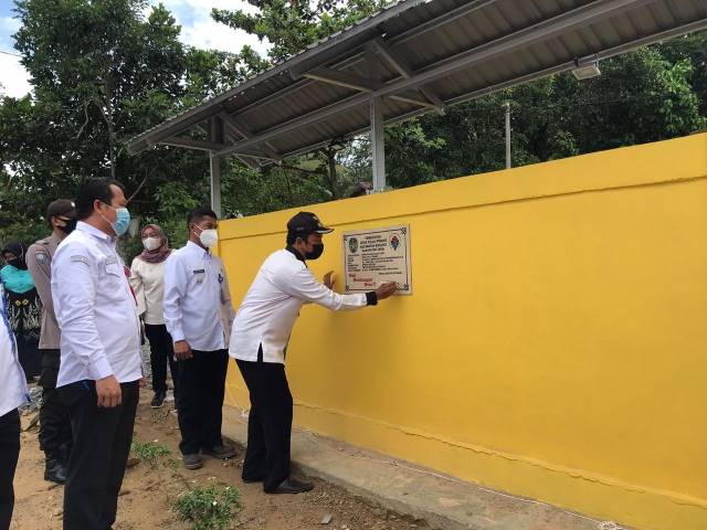 RESMIKAN: Desa Pulau Pinang Kecamatan Binuang kini miliki pasar desa. Kepala Desa Fani menandatangani peresmian disaksikan Kepala Dinas PMD Tapin Rahmadi dan Camat Binuang Eko Haryono. | Foto: Dinas PMD Tapin for Radar Banjarmasin