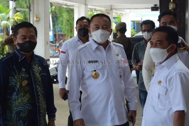 MANTAN WALI KOTA: Wali Kota Banjarmasin, Ibnu Sina dan Wakil Gubernur Kalsel, Muhidin di Balai Kota, kemarin (29/9). | FOTO: WAHYU RAMADHAN/RADAR BANJARMASIN