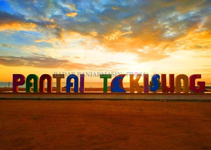 LOKASI FOTO: Landmark tulisan Pantai Takisung sering digunakan pengunjung untuk berfoto dan menjadi ciri khas dari Pantai Takisung. Lokasi landmark ini langsung menghadap ke Pantai Takisung.