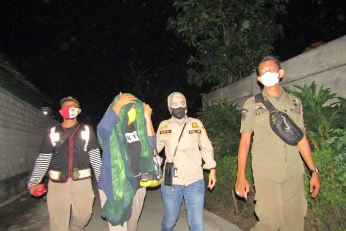 DIGELANDANG: Seorang PSK tepergok petugas Satpol PP Banjarbaru di eks lokalisasi Pembatuan Landasan Ulin pada Sabtu (3/10) malam. Satpol PP Banjarbaru for Radar Banjarmasin