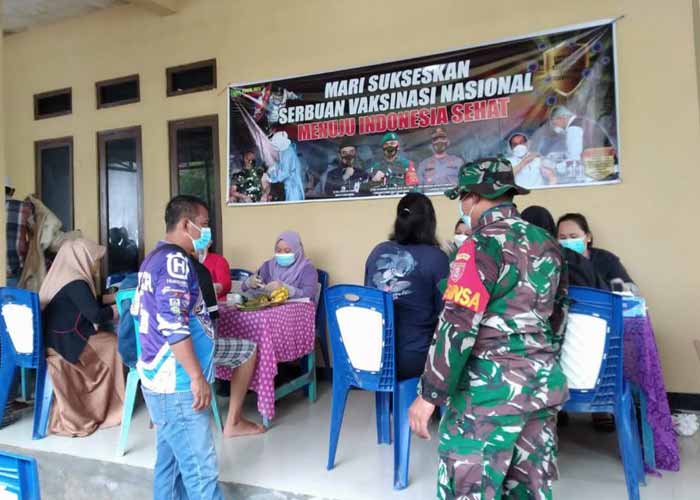 KESADARAN: Desa Hidayah Makmur menggelar vaksinasi untuk warga, Jumat (1/10).