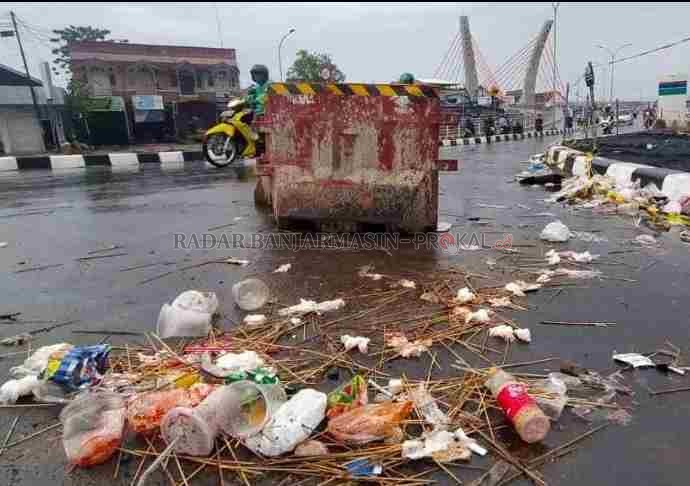JOROK: Kindisi kawasan jembatan Alalak dipenuhi sampah.  | Foto: Maulana/Radar Banjarmasin