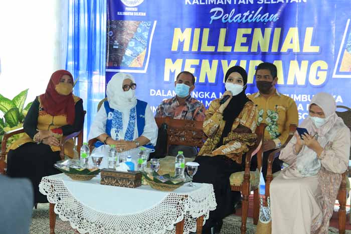 PELATIHAN: Ketua PKK Kota Banjarbaru Vivi Mar’i Zubedi Aditya Mufti Ariffin, didampingi Ketua GOW Kota Banjarbaru Ermina Fujianti Wartono saat menghadiri pelatihan menyirang bersama DPD IWAPI Prov Kalsel di Halaman Cafe Setara, Loktabat Utara, Banjarbaru