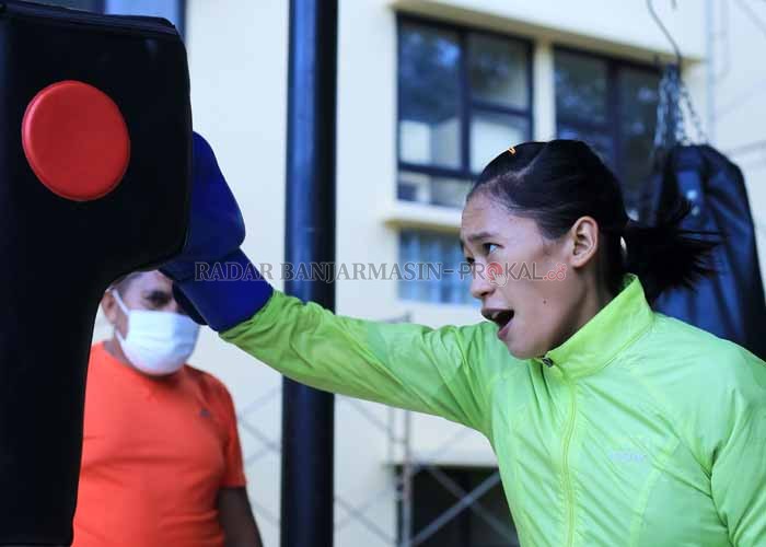 SIAP TANDING: Petinju Kalsel Mutia Adelia bakal turun di kelas 45 kilogram menghadapi lawan berat Ona Antryni Pays dari Papua.