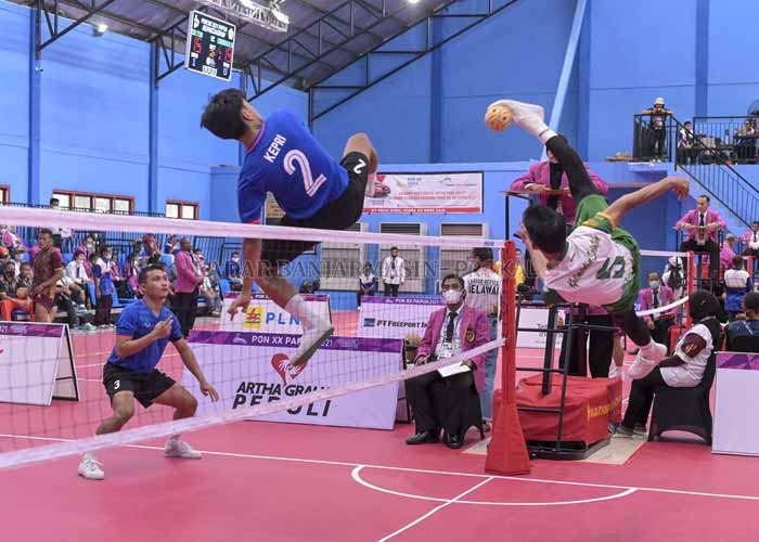 SMASH: Aksi atlet sepak takraw Kalsel saat berhadapan dengan Kepulauan Riau pada partai pertama pool D di GOR Trikora, Kota Jayapura, kemarin (4/10) siang.