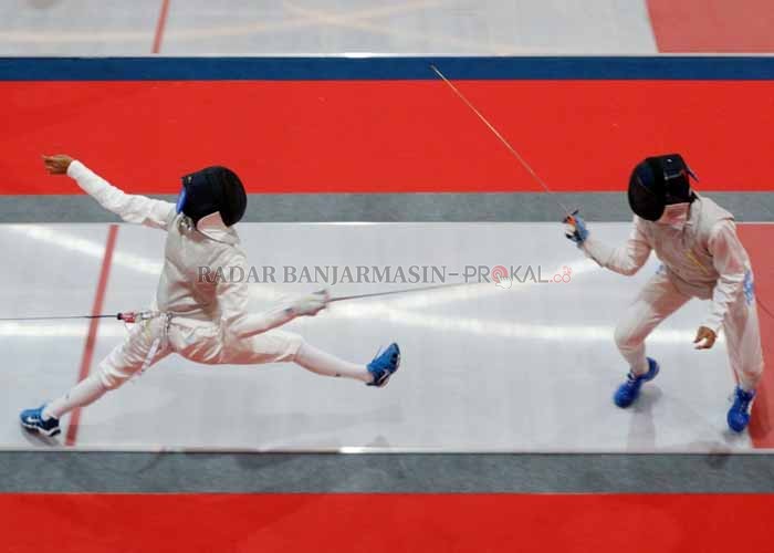 TAKLUK: Aksi atlet anggar Kalsel saat bertanding melawan provinsi lain di Kompleks Gereja St Yoseph, kemarin (4/10).