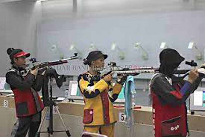 LATIHAN: Penembak Kalsel Khairunnisa mencoba lapangan menembak Indoor Kampung Harapan, Kabupaten Jayapura, kemarin (4/10).