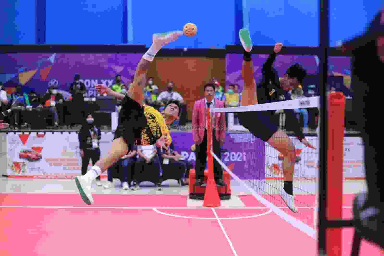 SMASH: Aksi pemain sepak takraw Kalimantan Selatan, Haerul Fahmi saat melayangkan tendangan ke sudut permainan Sumatera Selatan di GOR Trikora Uncen, Jayapura, kemarin (5/10). | Foto: M Idris Jian Sidik/Radar Banjarmasin