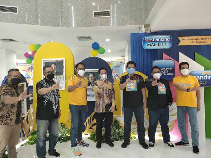 SILATURAHMI: Dirut Radar Banjarmasin H Suriansyah Achmad bersama manajemen Bank Mandiri.