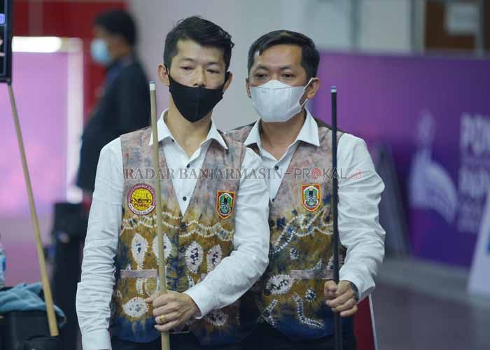 PASTI MEDALI: Pasangan pebiliar Kalsel, Arun/Noor Hidayatullah sukses merebut tiket final bola delapan ganda putra dan memastikan tambahan medali untuk Kalsel.