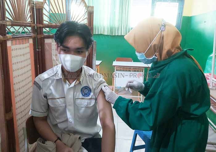 VAKSINASI: Tenaga pendidik di Banjarmasin menerima suntikan vaksin COVID-19, beberapa waktu lalu. | Foto: Wahyu Ramadhan / Radar Banjarmasin