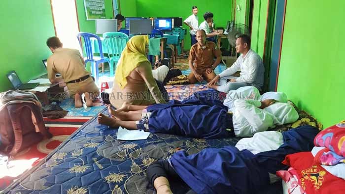 TES DAN NGINAP: Tidak hanya sebagai tempat tes AKM, rumah Hadi Purwandi jadi tempat menginap siswa. Semua membaur layaknya keluarga. | Foto: Ahmad Mubarak / Radar Banjarmasin