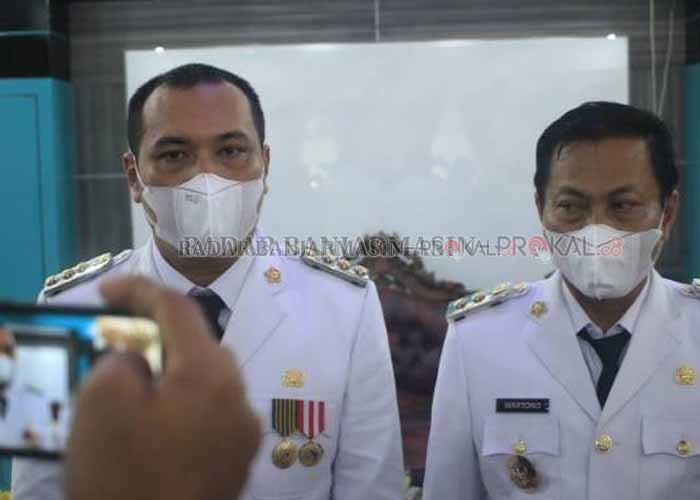 KETERANGAN PERSS: Wali Kota dan Wakil Wali Kota Banjarbaru saat memberi keterangan Perss. | Foto: doc