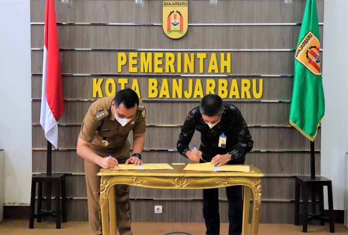 TANDATANGAN: Wali Kota Banjarbaru H M Aditya Mufti Ariffin saat menghadiri sekaligus melakukan penandatanganan MoU antara Pemerintah Kota Banjarbaru dengan Bank Kalsel terkait pemberian KUR Kepada UMKM se-Kota Banjarbaru, Selasa (5/10) kemarin. | FOTO: HU