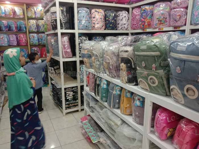 UNTUK ANAK: Penjualan tas sekolah mengalami kenaikan seiring pemerintah memperbolehkan kembali Pertemuan Tatap Muka (PTM) terbatas di sekolah.