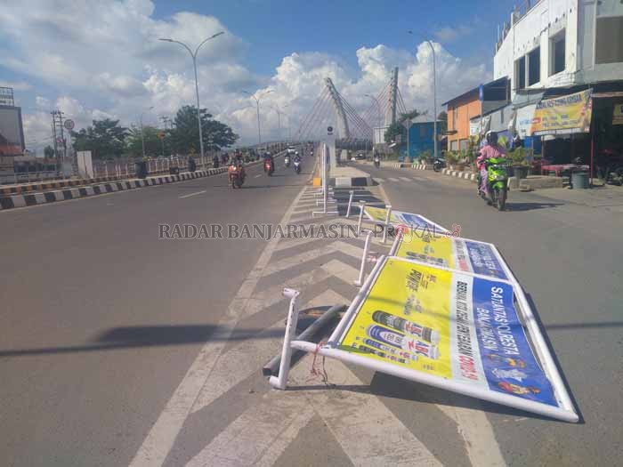 REBAHAN: Pembatas jalan di oprit Jembatan Sungai Alalak, persisnya di pertigaan Jalan Tembus Perumnas, kerap rebah karena diterjang angin. Sebelumnya, jembatan ini sempat viral karena tumpukan sampahnya.  | Foto: Maulana / Radar Banjarmasin