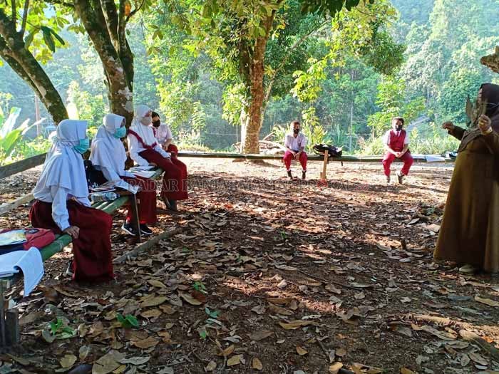 PENDIDIKAN DI MERATUS: Anak-anak di lereng pegunungan Meratus belajar di alam terbuka sejak awal pandemi lalu. Meratus diusulkan menjadi UNESCO Global Geopark (UGG) yang menjadi warisan geologi bernilai internasional. | Foto: Doc / Radar Banjarmasin
